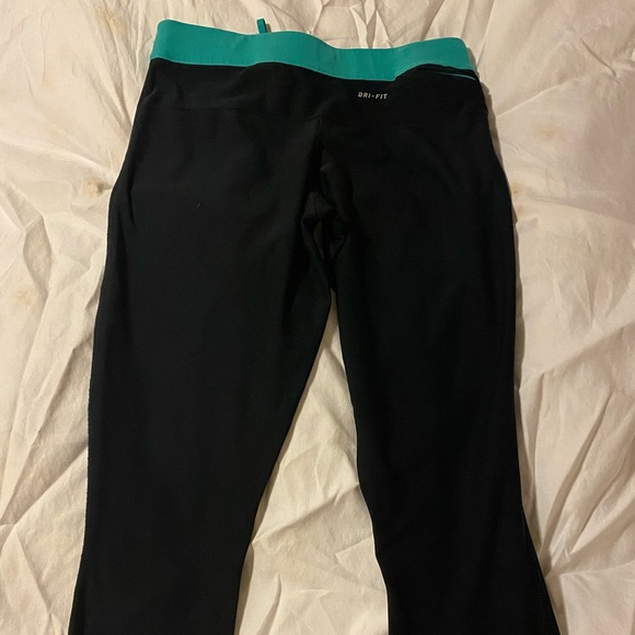 Nike black/green workout Capri tights - Picture 2 of 3